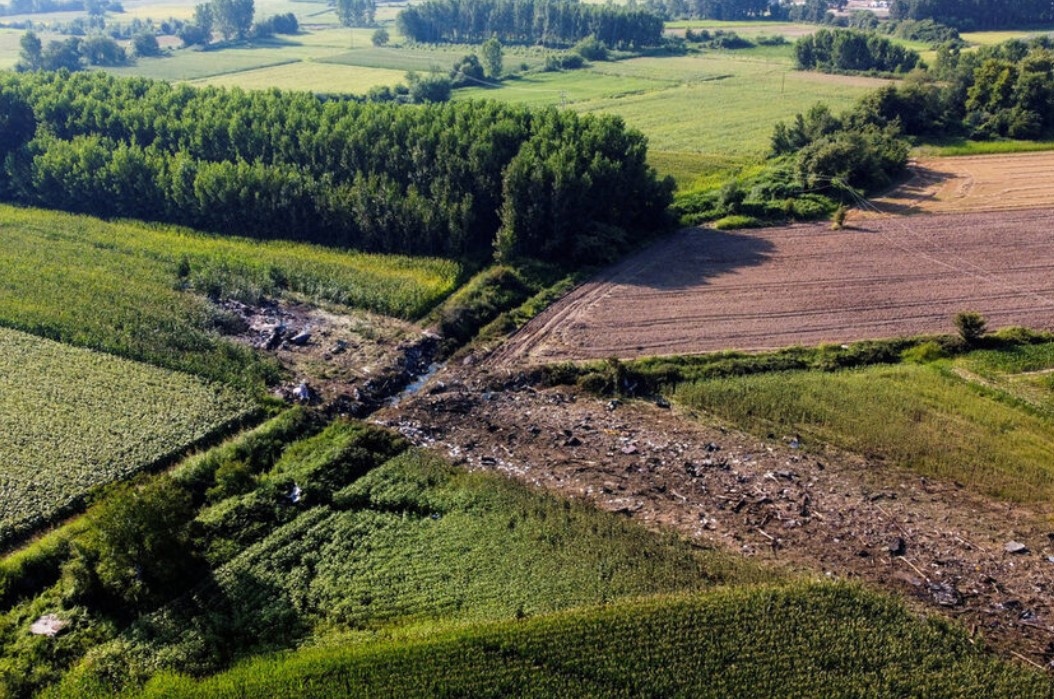 Украински товарен самолет с осем души на борда се разби
